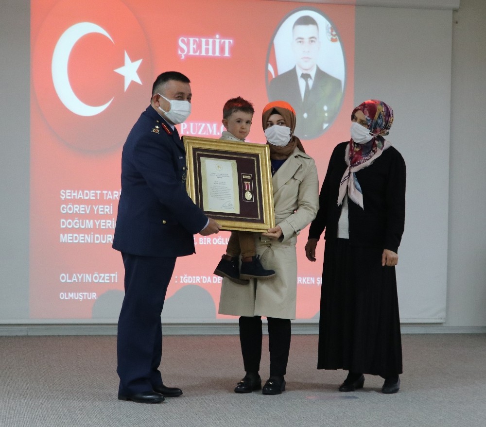 3 yaşındaki Remzi, şehit babasının `Devlet Övünç Madalyası ve Beratı´nı aldı
