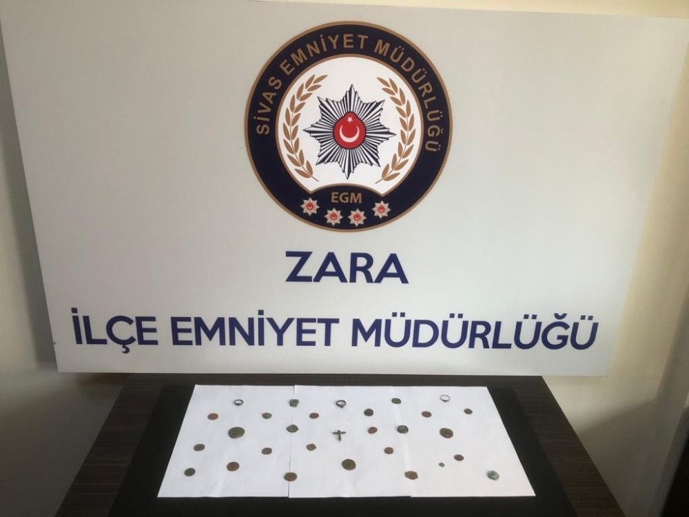 Adeta yürüyen müze olan zanlı polislere yakalandı
