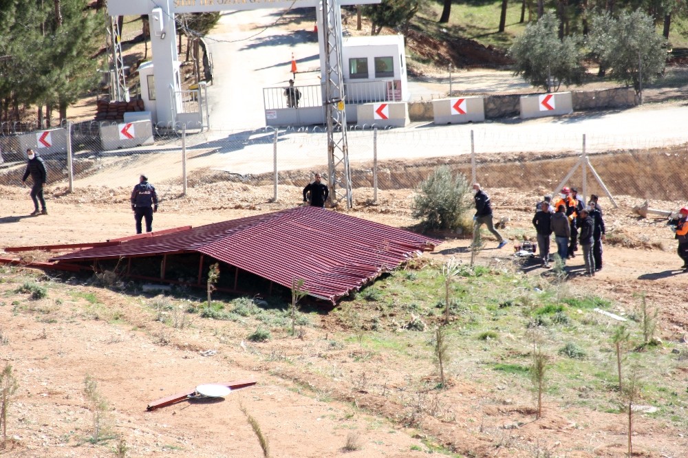 Adıyaman´da çatı uçtu: 1 Ölü
