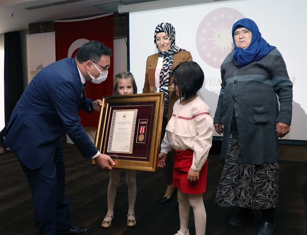 Afyonkarahisar şehidinin ikiz kızlarına ´Devlet Övünç´ madalyası
