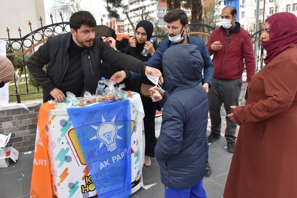 Ak Parti Batman İl Başkanlığından kandil simidi ikramı
