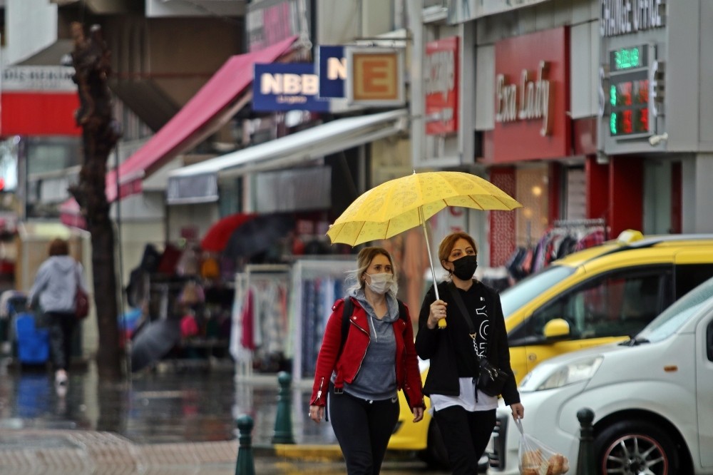 Antalya´da yağışlı hava hayatı olumsuz etkiledi
