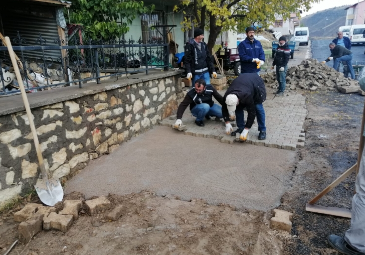 Arapgir Belediyesi İlçe genelinde kilit parke taşı döşeme çalışmalarına devam ediyor.