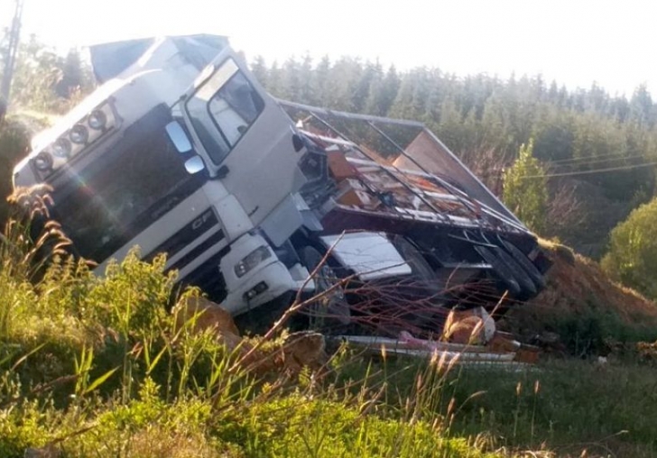 Arı Kovanı Yükü TIR Devrildi, 2 Yaralı Var