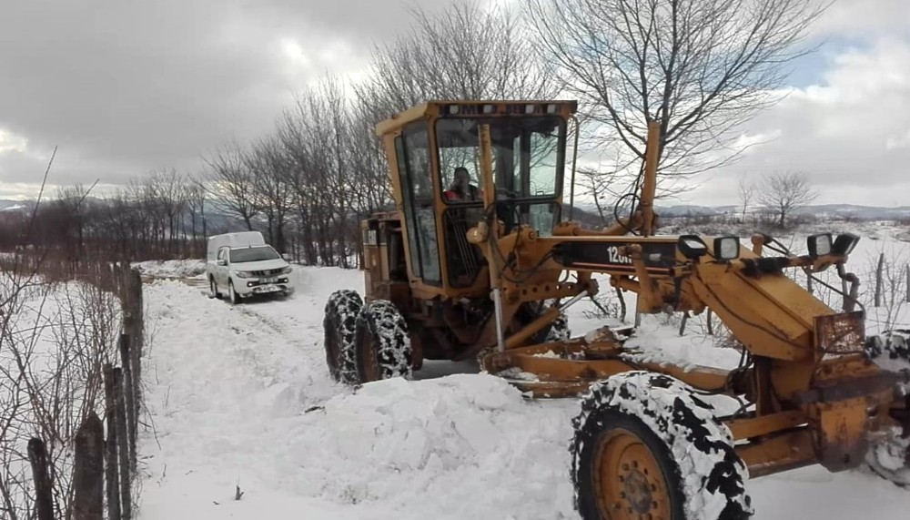 Arızaya giden elektrik arıza ekipleri karda mahsur kaldı
