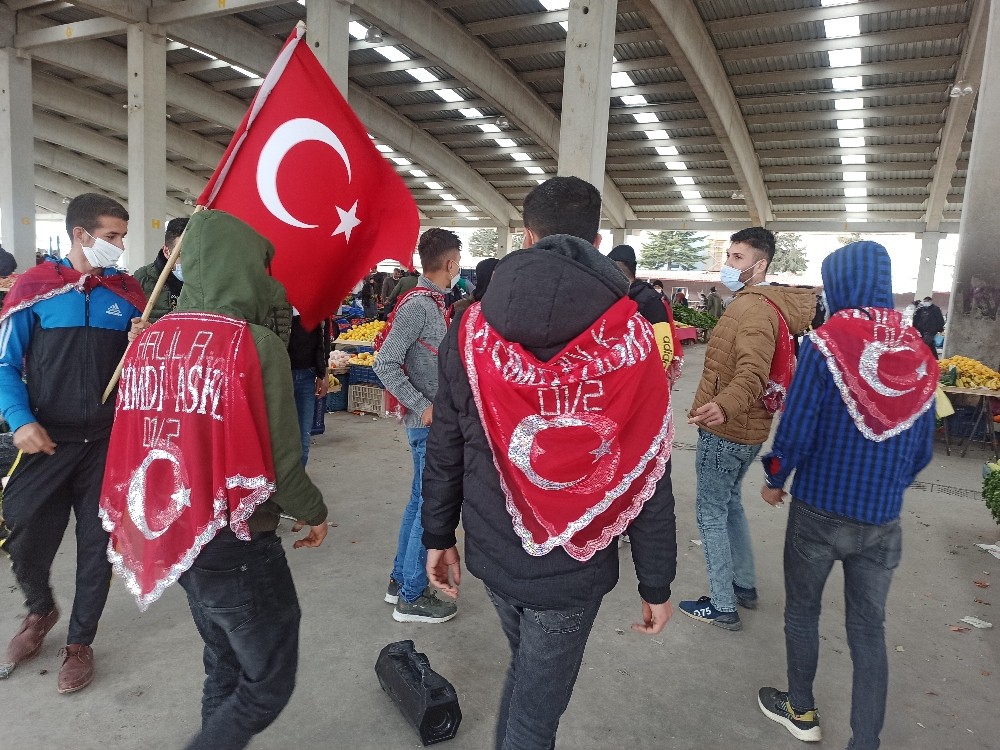 Asker adayları pazar esnafını ziyaret edip oyun havası oynadı
