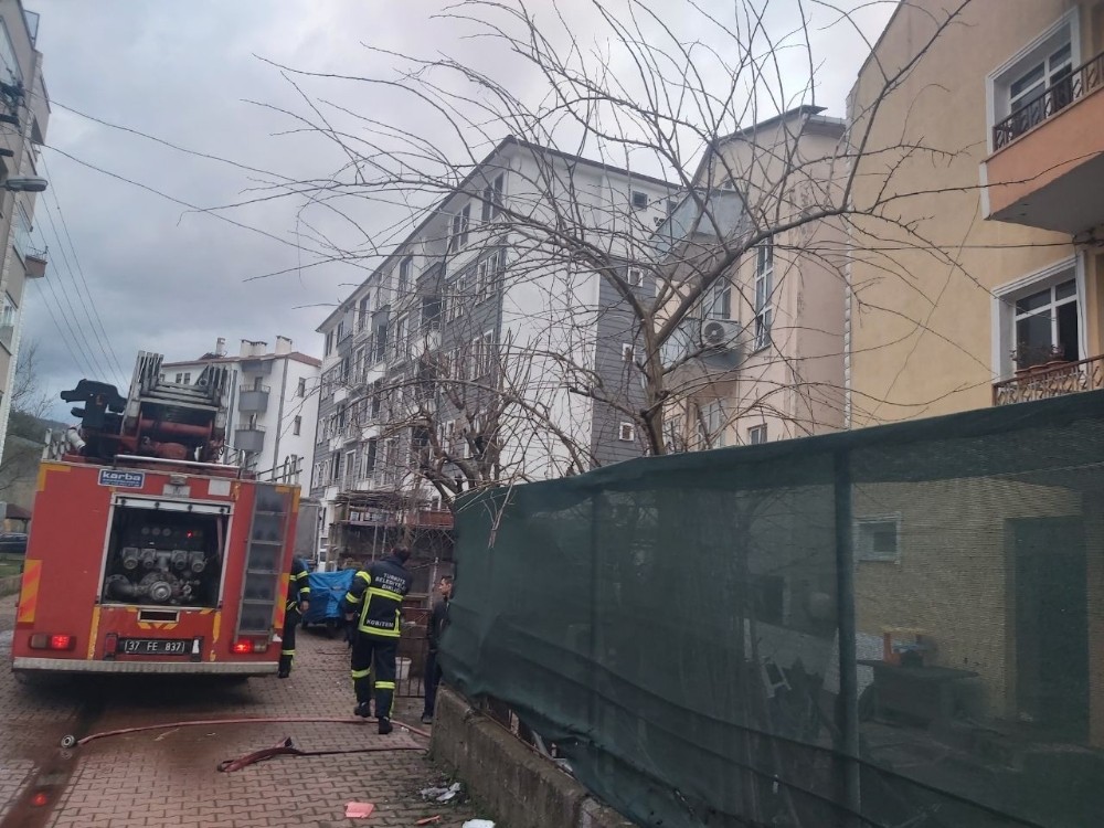 Bacadan çıkan yangın evi kullanılamaz hale getirdi
