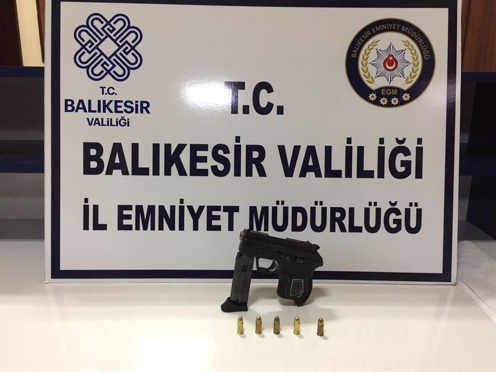 Balıkesir´de polis 20 aranan şahsı yakaladı
