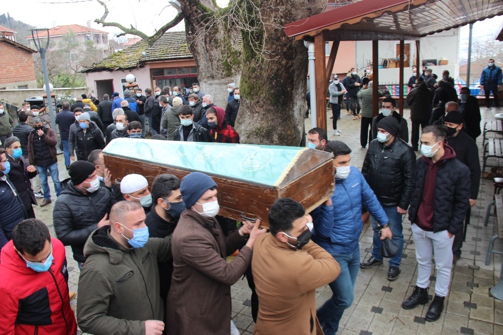 Barakada öldürülen şahıs gözyaşlarıyla toprağa verildi
