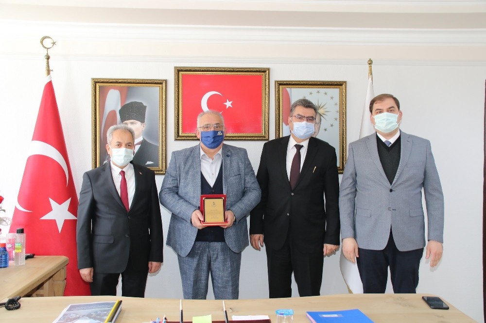 Başkan Akkaya´dan yurt dışındaki hayırseverlere plaket
