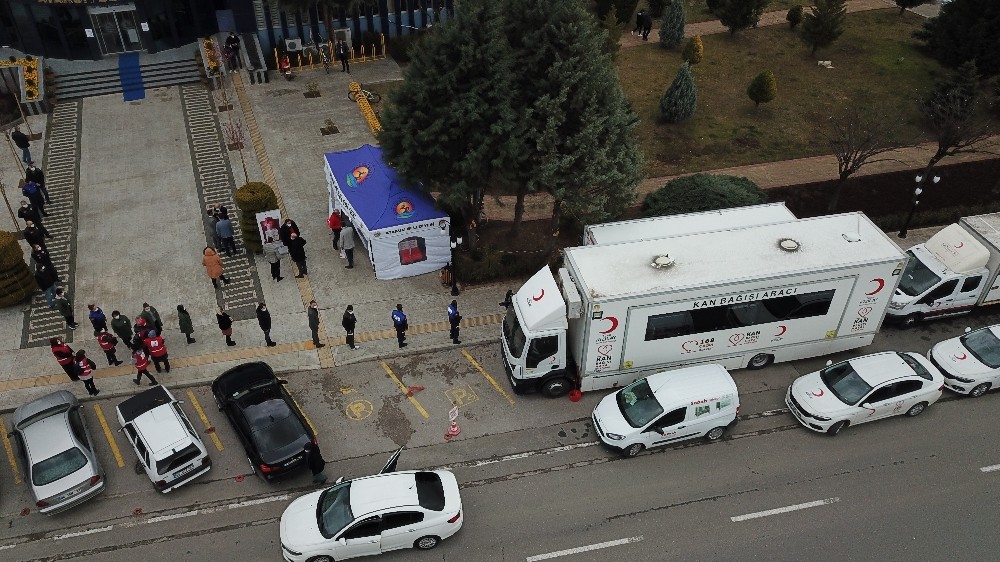 Başkan çağrı yaptı, çalışanlar kan vermek için sıraya girdi
