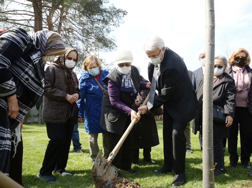 Başkan Erdem, huzurevi sakinleriyle fidan dikti
