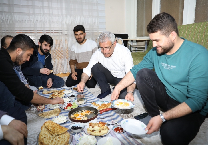 BAŞKAN GÜDER, SAHURDA ÖĞRENCİ EVİNE MİSAFİR OLDU