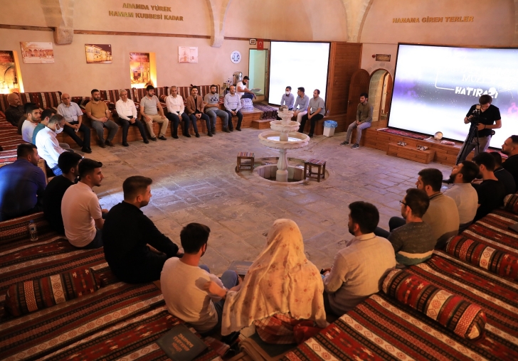 BAŞKAN GÜDER, TAHTALI HAMAM MÜZESİNDE GENÇLERLE BULUŞTU