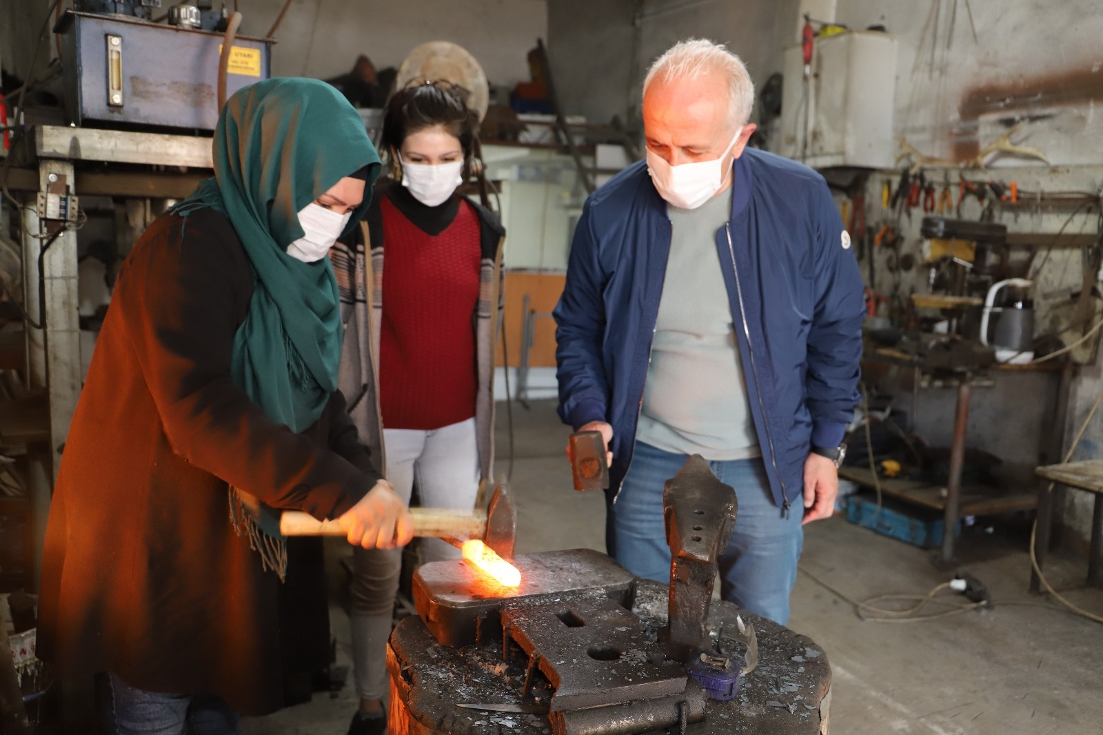 Başkan Gültak, ödüllü demirci ustası kadını atölyesinde ziyaret etti
