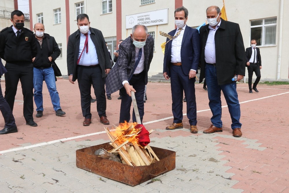 Başkan Öztürk Nevruzu kutladı, halka fidan dağıttı
