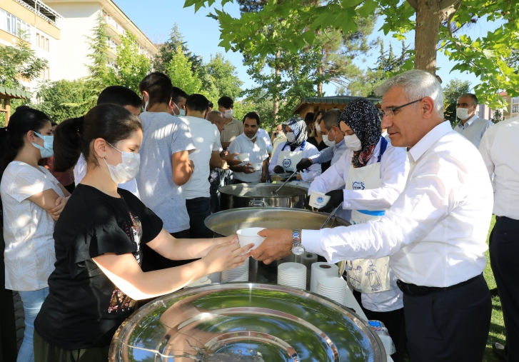 BATTALGAZİNİN GÖNÜLLÜ KADINLARINDAN AŞURE İKRAMI