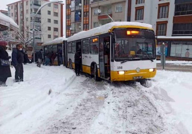 Belediye otobüsü yolda kalınca iş yolculara düştü