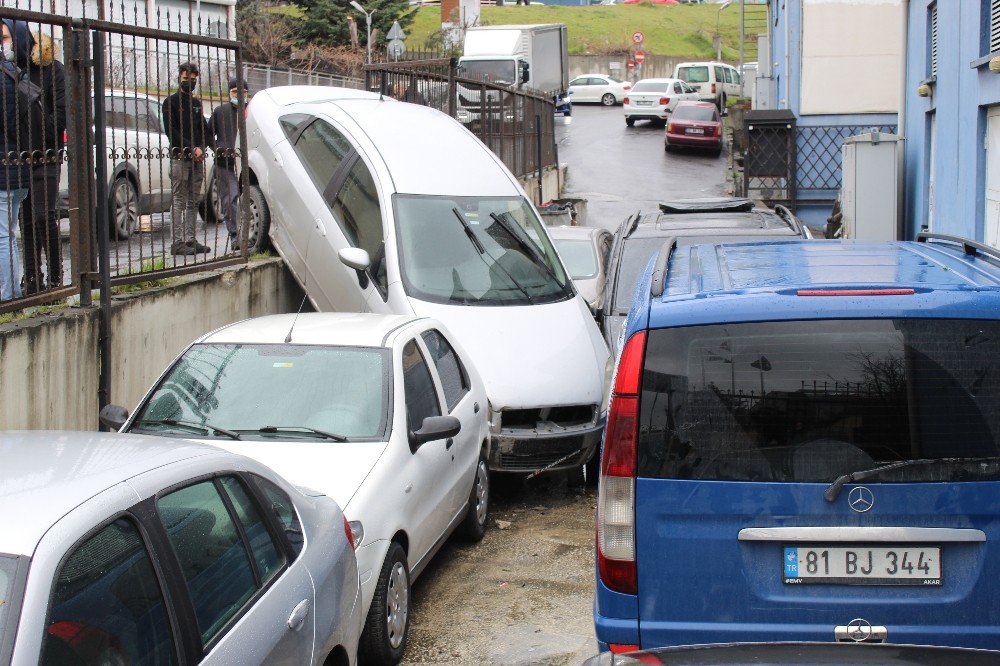 Beylikdüzü´nde kazaya karışan otomobil otoparktaki araçların üstüne uçtu
