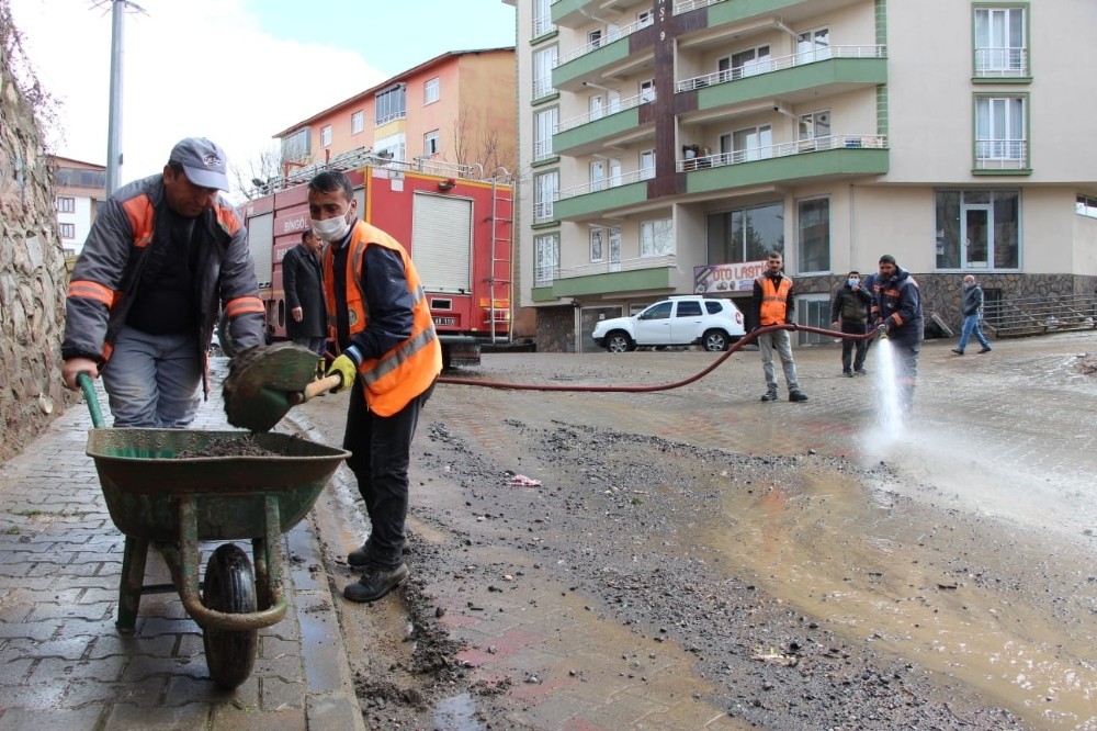 Bingöl´de sel sonrası temizlik seferberliği
