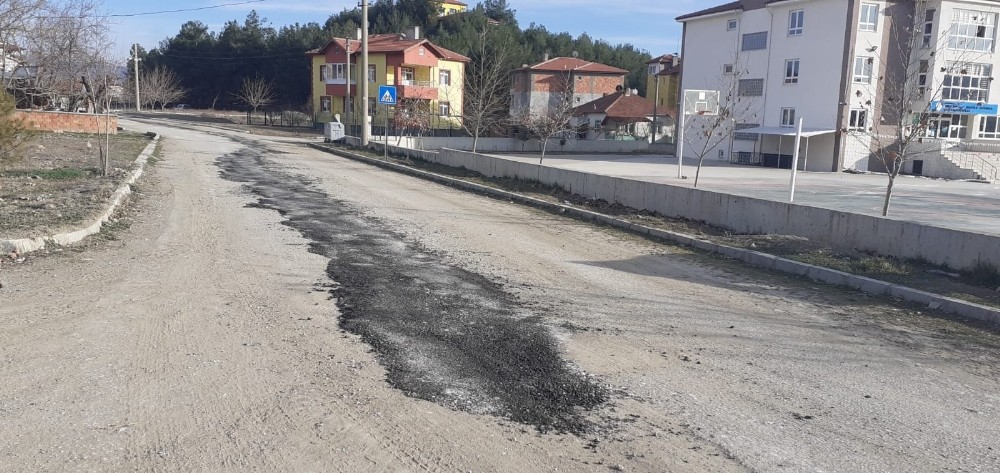 Bozuk yolda yama çalışması başlatıldı
