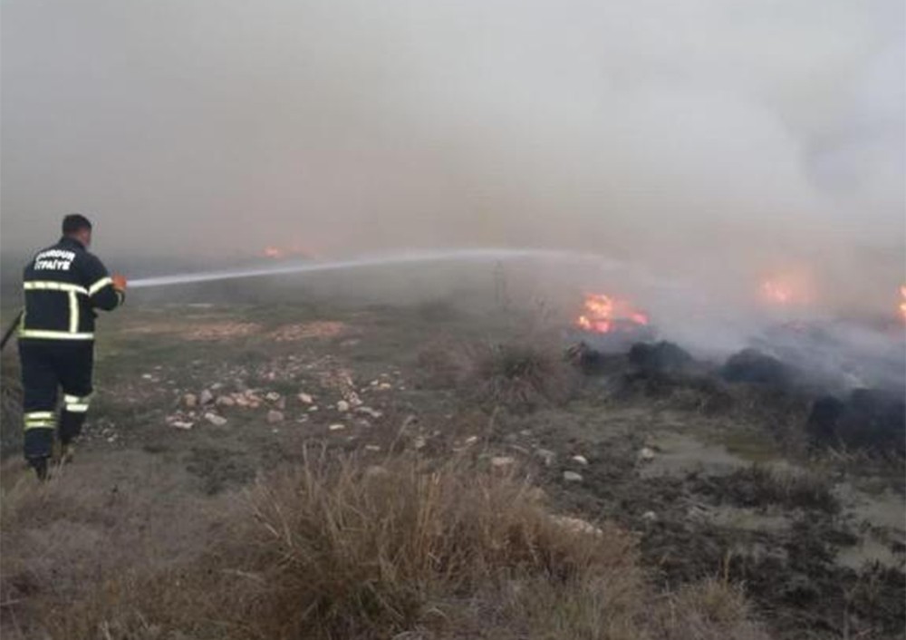 Burdur´da 50 dönüm arazi yandı, köylüler traktör ve tankerlerle su taşıdı
