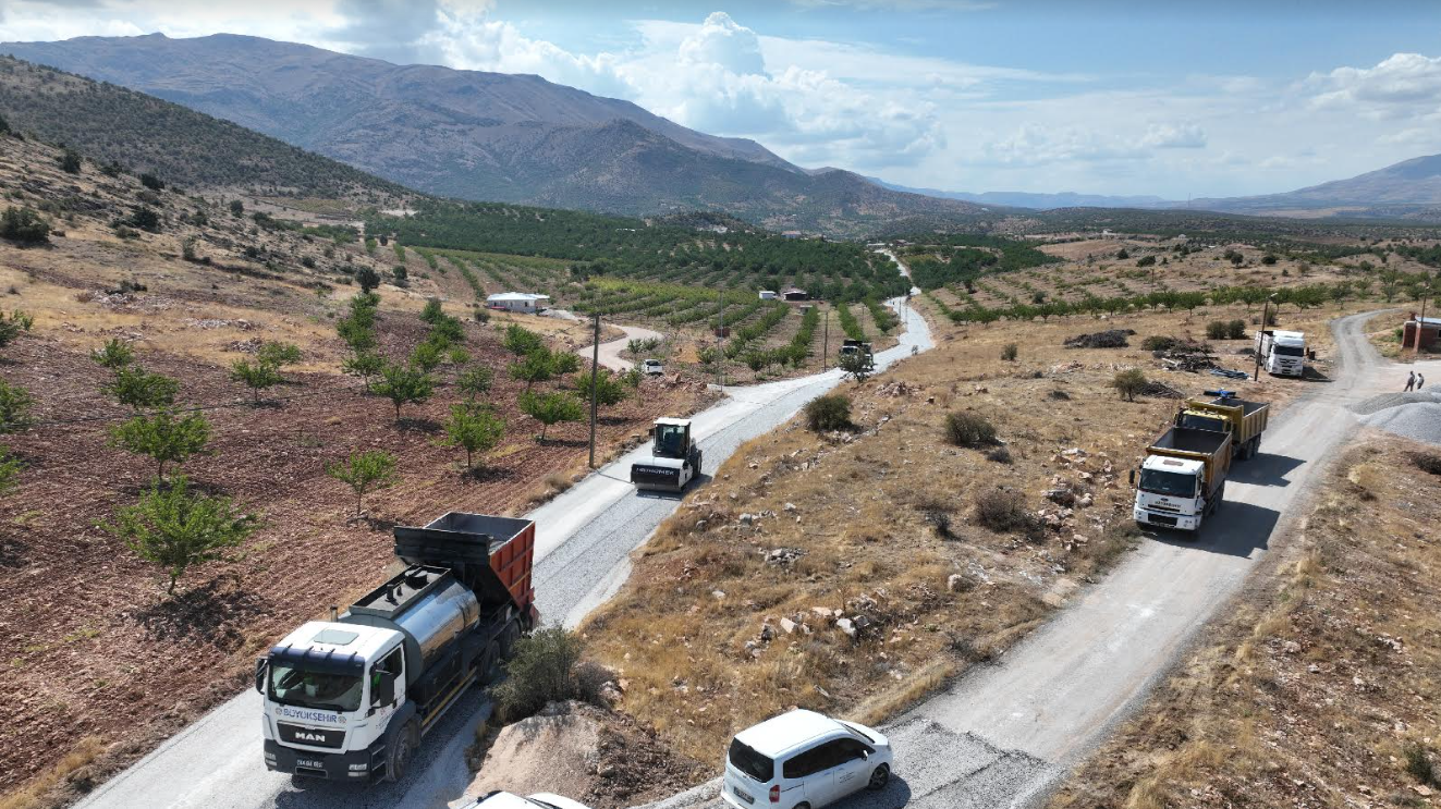 BÜYÜKŞEHİR BELEDİYESİ GÖZENE MAHALLESİ’NDE  YOL ÇALIŞMALARINA BAŞLADI