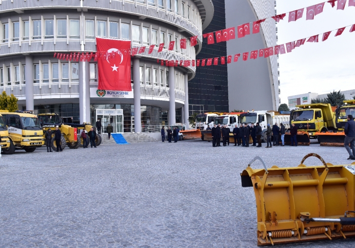 BÜYÜKŞEHİR BELEDİYESİ KARLA MÜCADELE İÇİN HAZIR  400 ARAÇ VE 850 PERSONEL KARLA MÜCADELEDE 7/24 HİZMET VERECEK