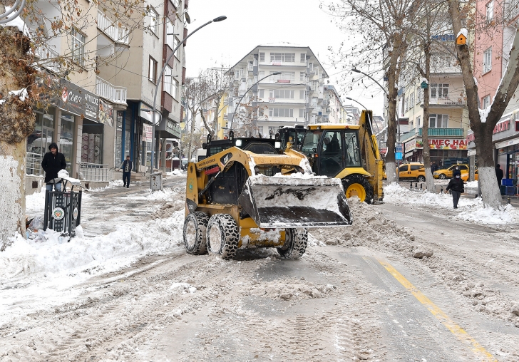 BÜYÜKŞEHİR BELEDİYESİNİN KAR MESAİSİ DEVAM EDİYOR