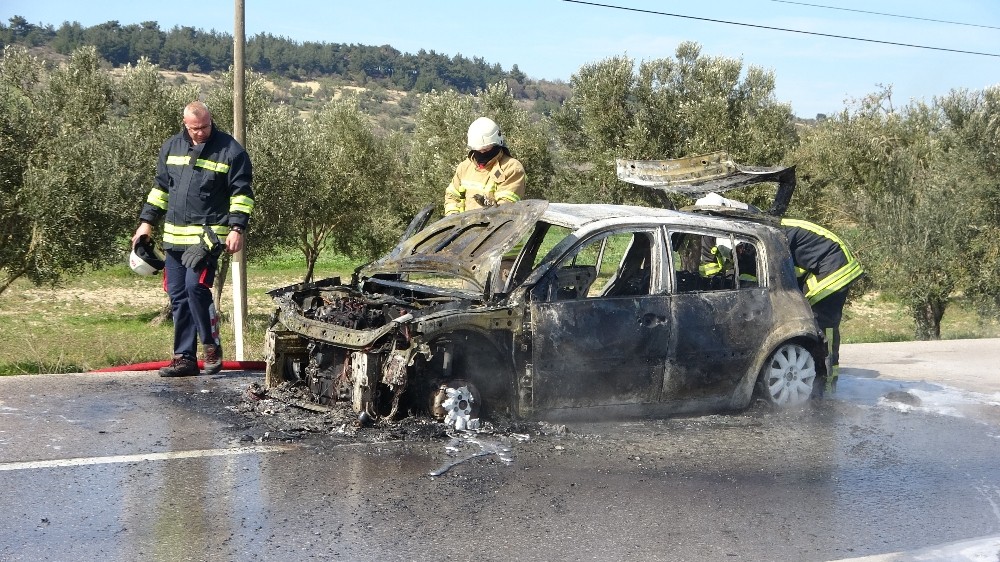 Çanakkale´de alev alev yanan araç küle döndü
