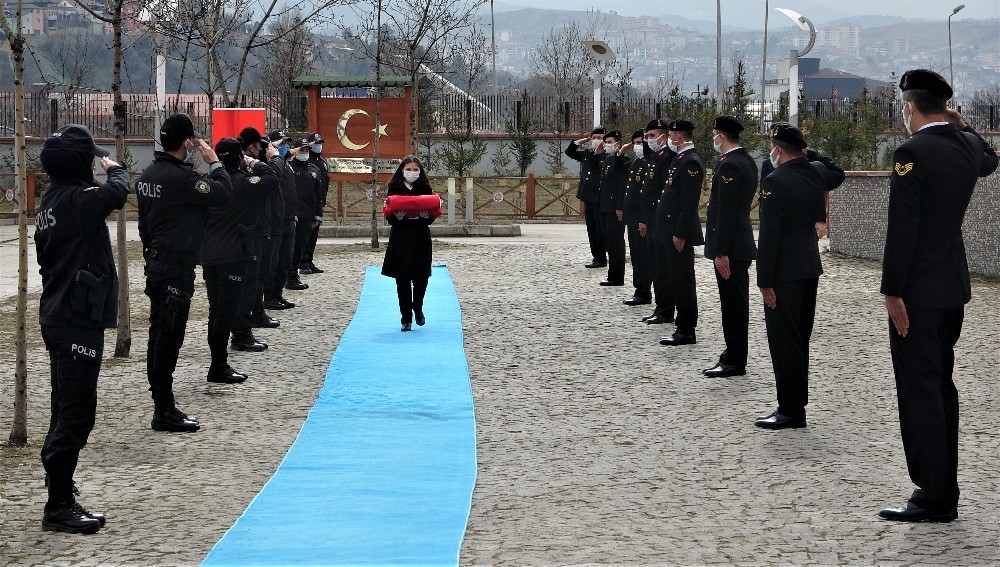 Çanakkale´ye ulaştırılacak Türk Bayrağı Karabük´te teslim alındı
