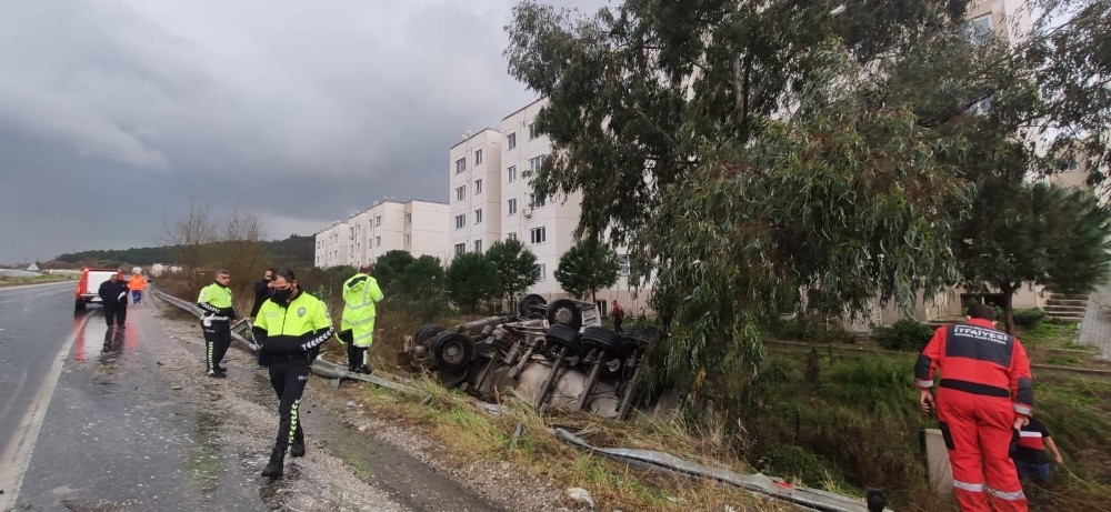 Çimento yüklü kamyon devrildi;1 kişi yaralandı
