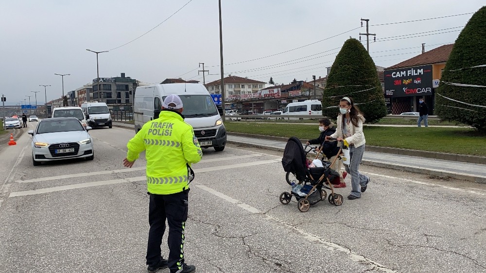 Çocuklarıyla karşıya geçemeyen annenin yardımına polis koştu
