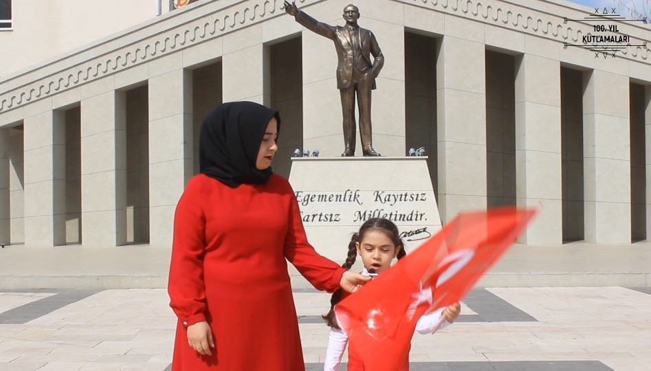 Çocukluğunda hayal ettiği klibi İstiklal Marşı´nın 100. yıl dönümünde çekti
