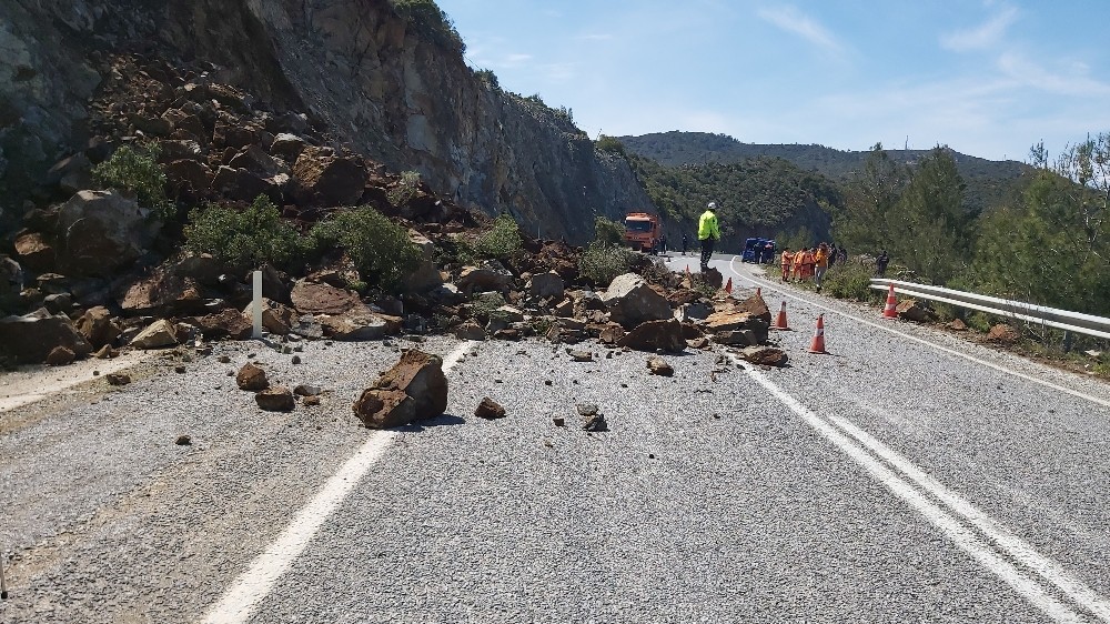 Datça-Marmaris karayolunda heyelan meydana geldi
