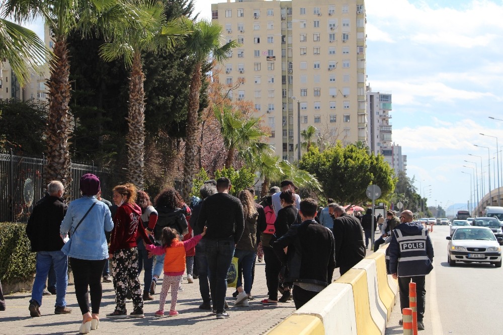 Dev uyuşturucu operasyonu sonrası adliye önünde pandemi ihlaline polis müdahalesi
