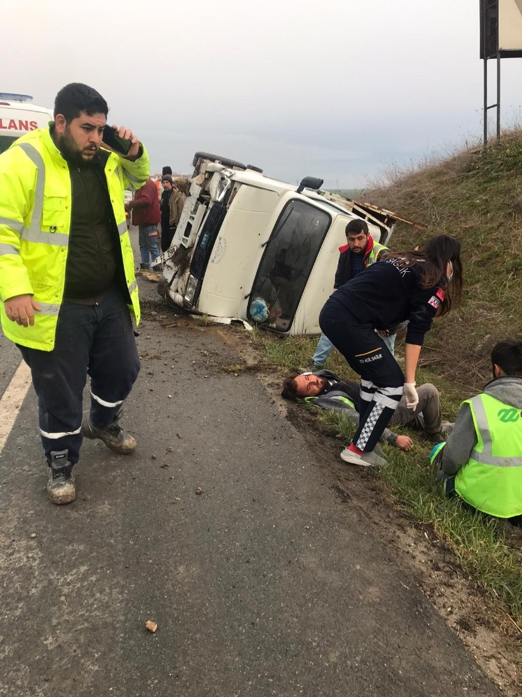 Direksiyon hakimiyetini kaybetti, 2 kişi yaralandı
