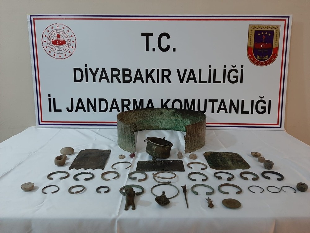 Diyarbakır´da tarihi eser kaçakçılığı operasyonu: Urartu ve Rome dönemlerine ait eserleri giysilerinin içine saklamışlar
