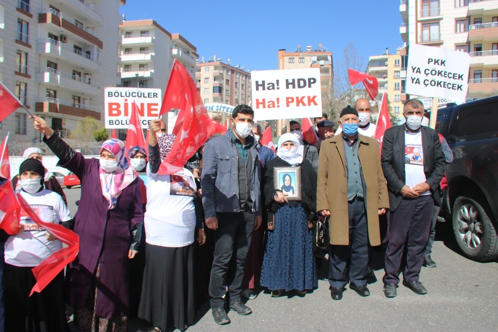 Diyarbakır´daki evlat nöbetine bir aile daha katıldı
