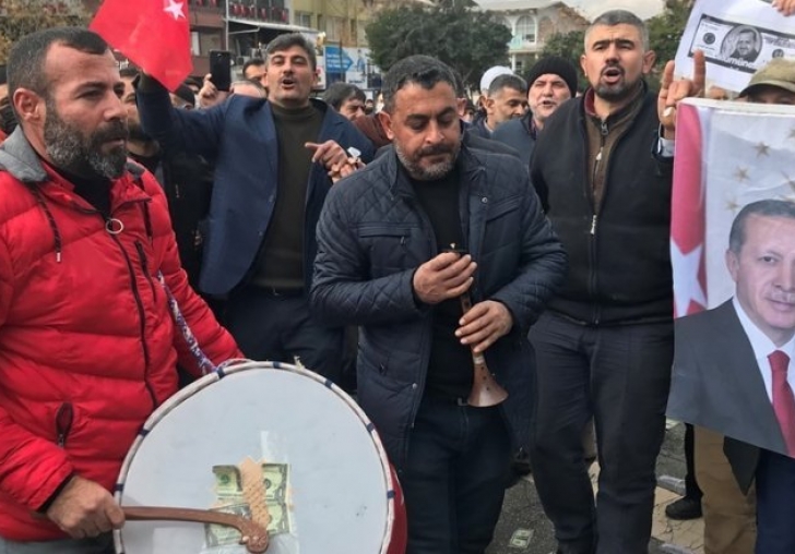 Dövizdeki düşüşe sevinen Malatyalılar,  bu kez de şehir merkezinde halay çektiler, tatlı dağıttılar 