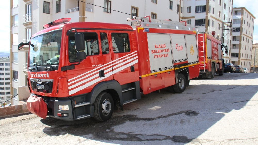 Elazığ´da çatı yangını, büyümeden söndürüldü
