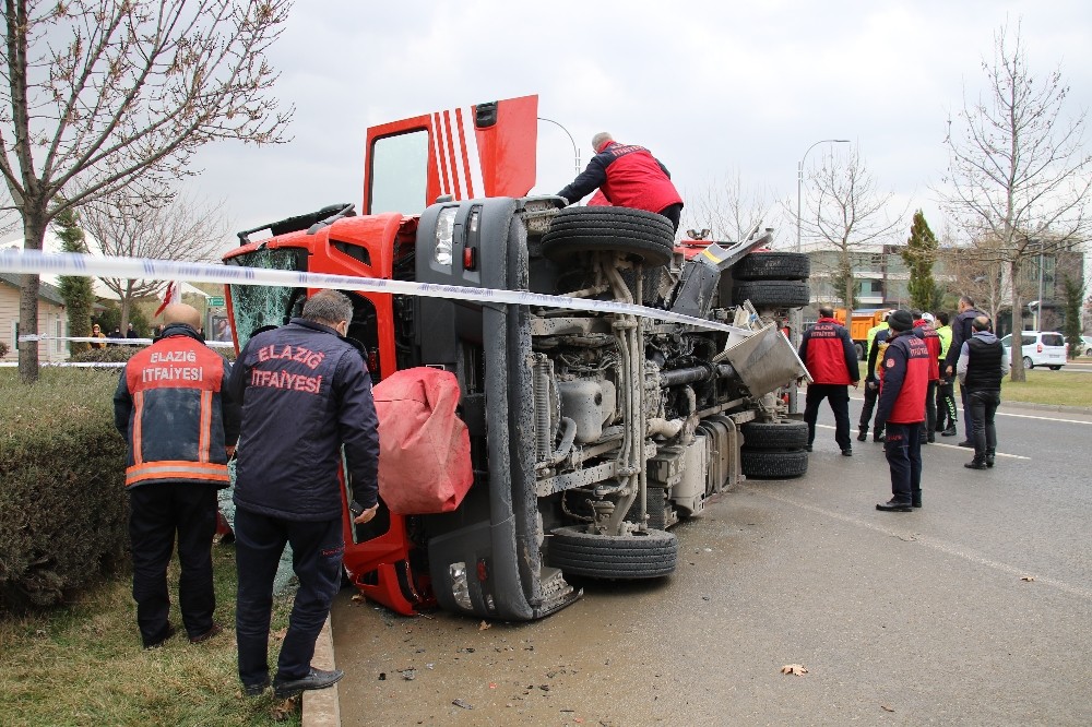 Elazığ´da itfaiye aracı ile otomobil çarpıştı: 7 yaralı
