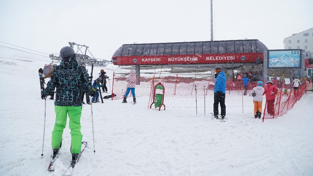 Erciyes Dağı´na mevsimin ilk karı yağdı
