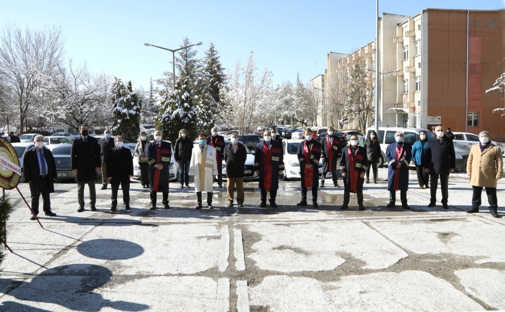 ERÜ´de 14 Mart Tıp Bayramı dolayısıyla Çelenk Sunma Töreni düzenlendi
