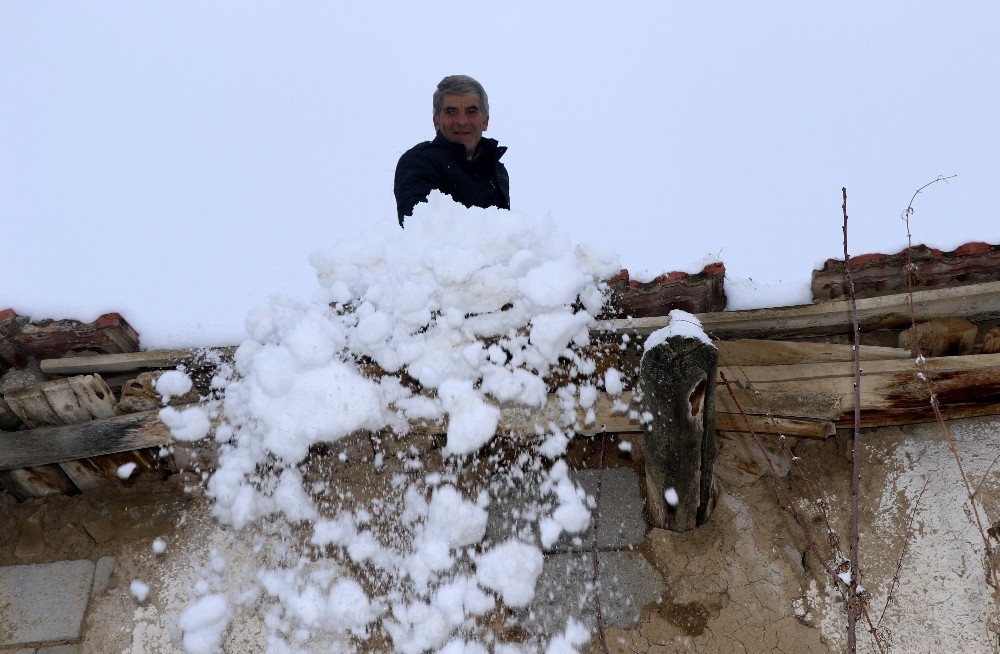 Erzincan merkezde yağmur, yüksek kesimlerde kar etkili oldu
