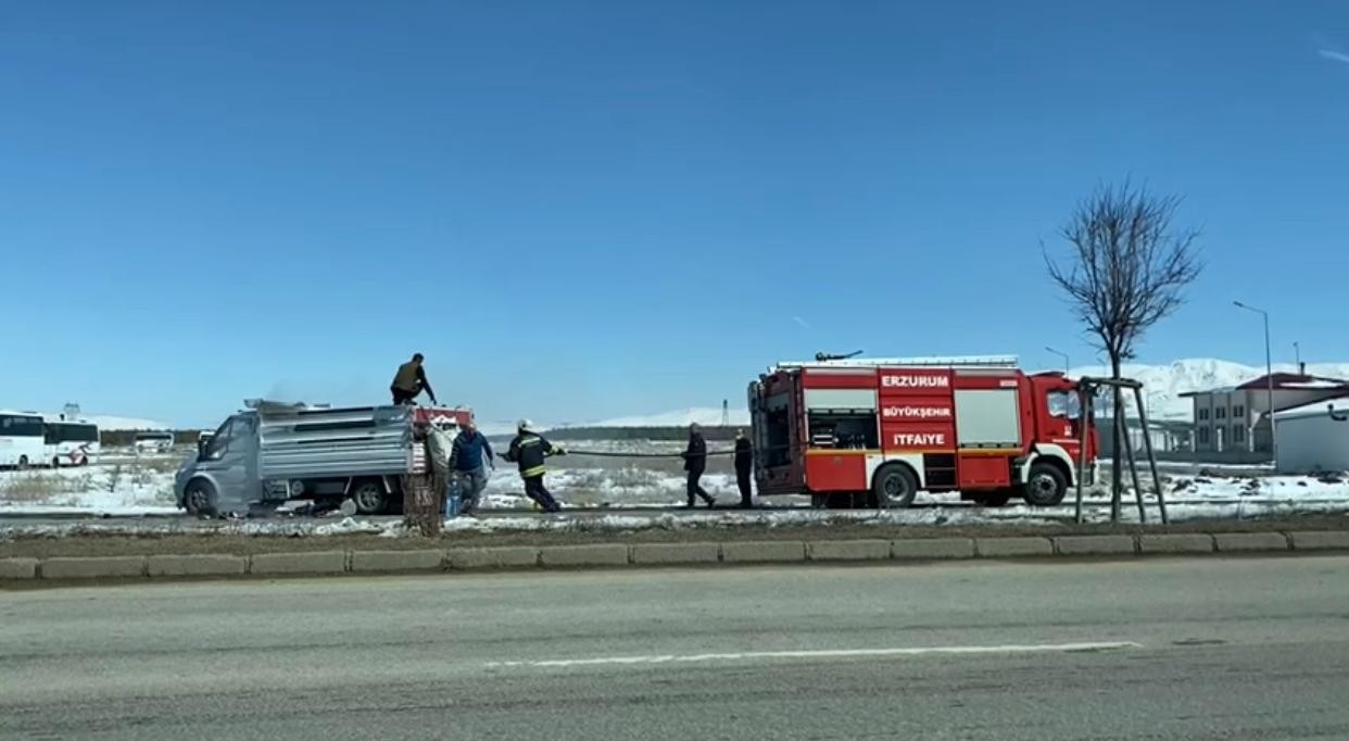 Erzurum´da kağıt yüklü kamyonet yandı
