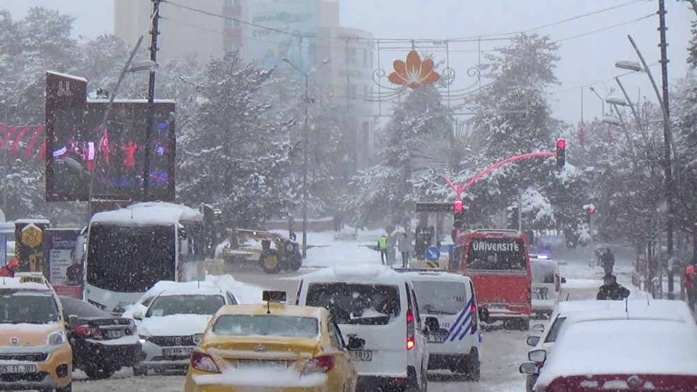 Erzurum´da kış geri geldi
