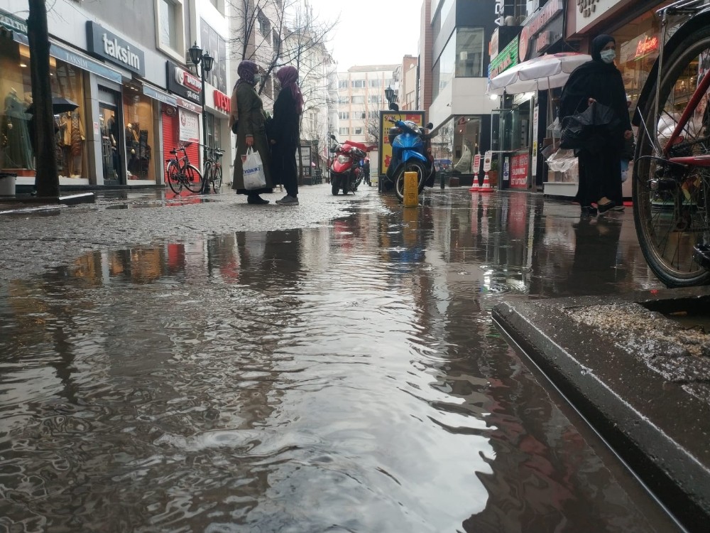 Eskişehir´de aniden bastıran yağmur sokakları gölete çevirdi
