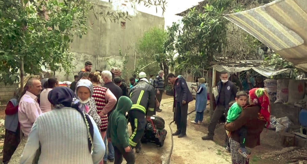 Ev yangınında mahalleli sokağa döküldü, pandemi kuralları unutuldu
