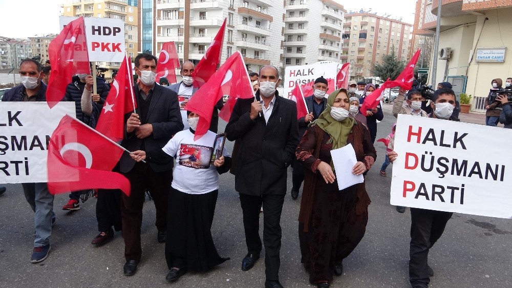 Evlat nöbetindeki aileler, HDP´nin kapatılması için yürüyüş yaptı
